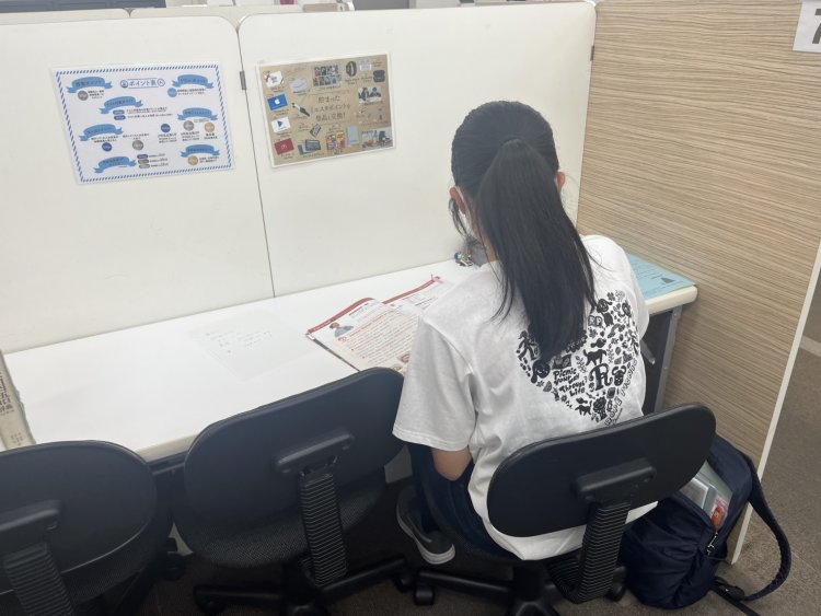 勉強をしている生徒
