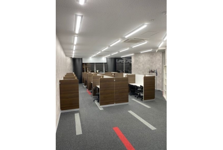 清潔で、静かで、広い教室はどうでしょう？