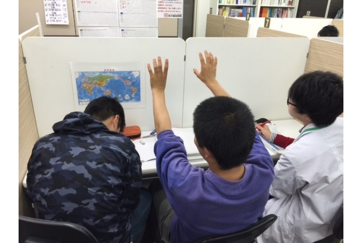 【夏期講習風景】普段席が一緒にならない生徒同士の情報交換