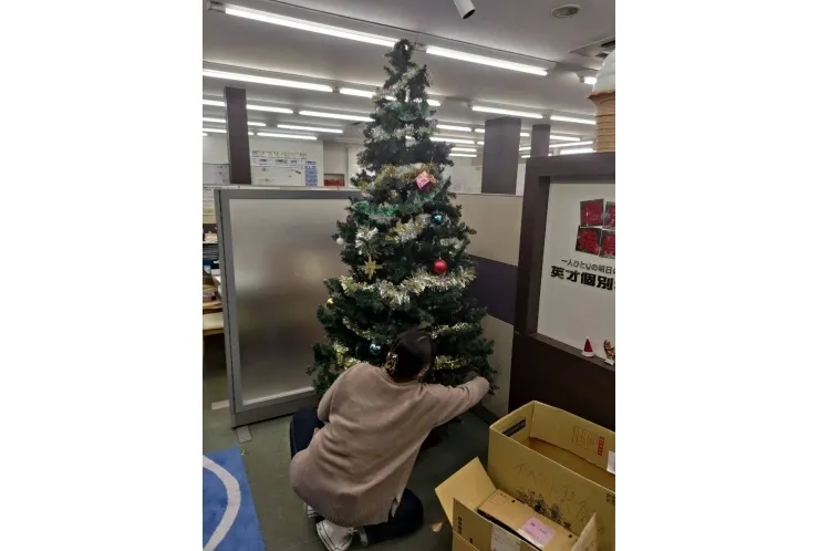 クリスマスツリーのある教室です