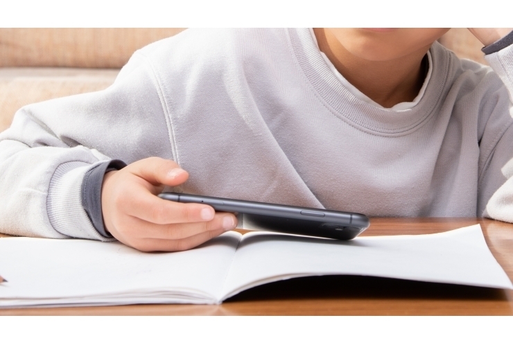 スマホは｢1日1時間｣を超えるとどんどん成績が落ちてしまう？！