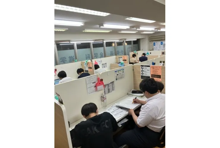 中間テスト前日の教室風景     